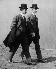 Wright Brothers: Inventintoj de la aviadilo.